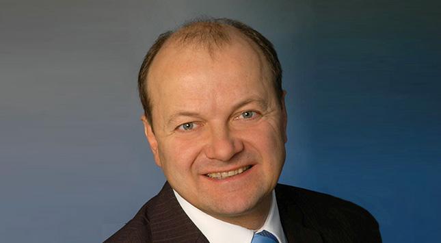 Analysiere diesen Artikel-Titel: "Geyers Marktkommentar: DAX – Noch kann sich der DAX halten, aber wie lange noch?" und den Inhalt: "
  


  DAX – Noch kann sich der DAX halten,
  aber wie lange noch?


  Die volle Bandbreite der Unterstützung wird derzeit ausgetestet. Nach dem kurzzeitigen
  Unterschreiten dieser Zone, folgte zum Wochenschluss eine deutliche Erholung, die wieder an den oberen Rand der Unterstützung geführt hat. Die im neutralen Bereich befindlichen Indikatoren geben
  derzeit keine brauchbaren Hinweise auf die weitere Entwicklung. Die Unterstützungszone konnte zwar gehalten werden, ist durch die anhaltend hohe Volatilität aber weiterhin gefährdet. Ein
  Unterschreiten ist in der anstehenden Woche ebenso möglich, wie ein Ausbruch nach oben. Jede neue Nachricht oder Aussage aus Übersee, kann das Pendel in die eine oder andere Richtung ausschlagen
  lassen.


  


  Dow Jones – Nun ist es vollbracht


   


  Der
  Dow Jones hat zum Wochenschluss den Ausbruch aus dem klassischen Rechteck nach oben vollzogen. Damit wurde ein deutliches Signal gesetzt. Die Umsätze sind schon seit einigen Tagen höher, als in den
  Wochen zuvor. Eine besondere Steigerung konnte beim Ausbruch nun nicht beobachtet werden. Die Indikatoren sind gerade erst in den überkauften Bereich gestiegen. Die Dynamik des Ausbruchs lässt
  darauf hoffen, dass der Ausbruch nachhaltig ist. Allerdings dürfte im Wochenverlauf noch ein Pull-Back an die Ausbruchszone erfolgen.


  


  Gold –
  Normale Beruhigung nach dem Crash.


  Es
  ist nicht unüblich, dass nach einem Crash eine gewisse Beruhigung einsetzt. Im Crash wurde eine Hammerformation gebildet, die am folgenden Tag bestätigt wurde. Allerdings konnte Gold daraus noch
  keinen neuen, oder eine Wiederaufnahme, des Aufwärtstrends ableiten. In der zweiten Wochenhälfte erfolgte zunächst ein Einbruch und anschließend die direkte Erholung darauf. Ein erneuter Test der
  latenten Unterstützung, sollte zunächst nicht mehr erfolgen. Die Indikatoren befinden sich im neutralen Bereich und helfen aktuell nicht weiter. Somit sollte zunächst eine Beruhigung der Lage
  eintreten.


  


  Öl – Baut wieder einen Bewegungsimpuls auf


  Öl
  Nordsee Brent Futures (verknüpft)


  Mit
  dem Test der unteren Seitwärtstrendkanalbegrenzung startete unmittelbar eine Rallye an die obere Begrenzung. Diese wurde zwar nicht ganz erreicht, zeigt aber, dass vor dieser Zone ein gewisser
  Respekt der Marktteilnehmer zu beobachten ist. Die jüngsten Bewegungen deuten auf eine Dreiecksformation hin. Aus dieser kann der Ausbruch sowohl nach oben, als auch nach unten erfolgen. Die
  nächste Bewegung sollte allerdings dynamisch sein.


  


  Bitcoin/USD – Auf niedrigem Niveau
  stabilisiert


  Nachdem in der Vorwoche die Hammerformation nicht bestätigt wurde, kam der Bitcoin erneut kräftig unter Druck. Erst im Bereich der
  60.000er-Marke konnte eine signifikante Gegenbewegung gestartet werden. Die beiden Kerzen zusammengenommen, bilden einen zusammengesetzten Hammer. Allerdings wurde dieser noch nicht bestätigt, was
  die Gefahr birgt, dass der Druck auf die Kryptowährung noch nicht beendet sein könnte. Die Kaufsignale bei den Indikatoren konnten bislang noch nicht ihre Wirkung entfalten. Wenn nicht bald eine
  neue Anstiegsbewegung erfolgt, sind die Signale verpufft. Ungeachtet dessen, sollte kurzfristig eine Gegenbewegung an die 21-Tage-Durchschnittslinie
  erfolgen.


  


  Quelle Charts: ProRealTime.com



  Herausgeber, Verantwortlich und
  Autor


  Christoph Geyer, CFTe, Lindenstr. 31,
  65232 Taunusstein Deutschland                     www.christophgeyer.de


  Diese Ausarbeitung oder Teile von ihr
  dürfen ohne Erlaubnis von Christoph Geyer weder reproduziert, noch weitergegeben werden


  Wichtige
  Hinweise


  Diese Information ist eine
  Marketingunterlage im Sinne des Wertpapierhandelsgesetzes, d.h. sie genügt nicht allen Anforderungen für Anlageempfehlungen und Anlagestrategieempfehlungen.


  Kein Angebot; keine
  Beratung


  Diese Information dient ausschließlich
  Informationszwecken und stellt weder eine individuelle Anlageempfehlung noch ein Angebot zum Kauf oder Verkauf von Wertpapieren oder sonstigen Finanzinstrumenten dar. Diese Ausarbeitung allein
  ersetzt nicht eine individuelle anleger- und anlagegerechte Beratung.


  Darstellung von
  Wertentwicklungen


  Angaben zur bisherigen Wertentwicklung
  erlauben keine verlässliche Prognose für die Zukunft. Die Wertentwicklung kann durch Währungsschwankungen beeinflusst werden, wenn die Basiswährung des Wertpapiers/ Index von EURO
  abweicht.


  
"  Erstelle einen vollständig neuen deutschen Titel mit maximal 60 Zeichen für Rohstoffaktien.net. Der Titel muss die wichtigste Information über Gold oder Goldaktien enthalten. Verwende konkrete Zahlen, Firmennamen oder Preisbewegungen aus dem Inhalt. Der Titel soll sachlich, investororientiert und SEO-optimiert sein. Keine Clickbait-Formulierungen. Format muss journalistisch und professionell sein. Der neue Titel muss sich vom Original unterscheiden aber die gleiche Kernbotschaft transportieren.